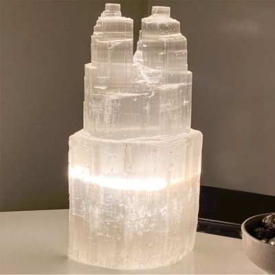 Luminária esculpida em selenita branca iluminada