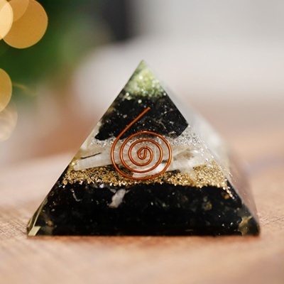 Pirâmide decorativa de resina com espiral de cobre e partículas douradas e pretas