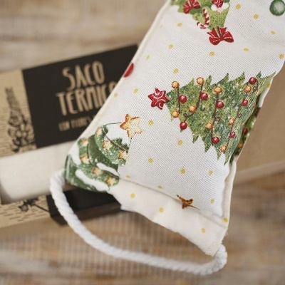 Saco térmico branco com padrão de árvores de Natal e embalagem com texto SACO TÉRMICO