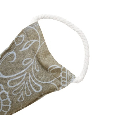 Máscara de tecido bege com padrão floral branco