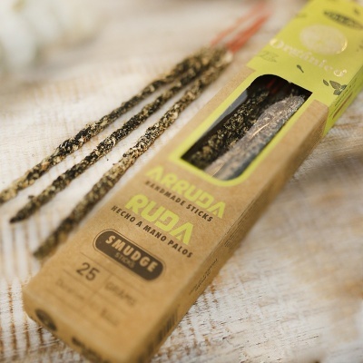 Incensos artesanais ARRUDA RUDA feitos à mão em embalagem de cartão castanho com palitos cobertos de ervas