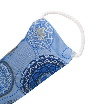 Mala azul com padrões mandala e alça de corda branca