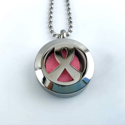 Colar com pendente de metal prateado com laço e interior rosa