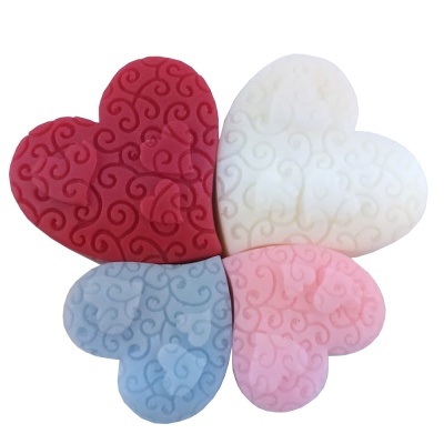 Quatro almofadas em forma de coração coloridas com padrão ondulado