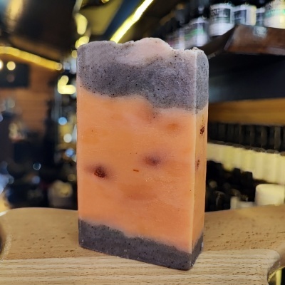 Sabonete artesanal em bloco retangular com camadas cinza e laranja
