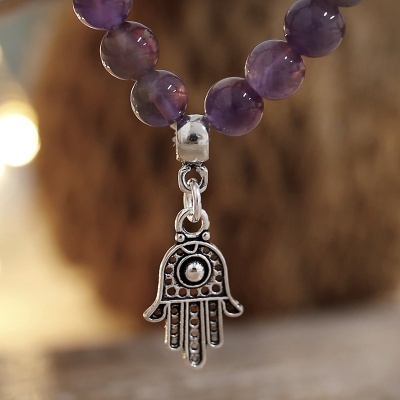Colar com contas de ametista roxas e pendente de mão de Fátima prateada