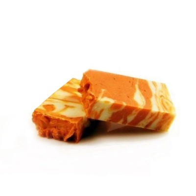 Sabonetes de barra laranja e branco com padrão marmorizado