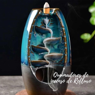 Queimador de incenso de refluxo em cerâmica azul turquesa e castanho com fumo descendo em cascata