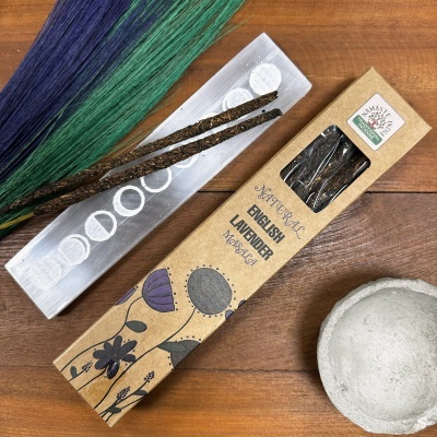 Incenso Natural English Lavender com suporte e prato em superfície de madeira