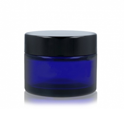 Frasco de vidro azul com tampa preta sobre fundo branco