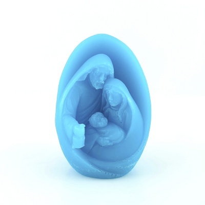 Escultura azul claro com figura religiosa de três pessoas em forma oval