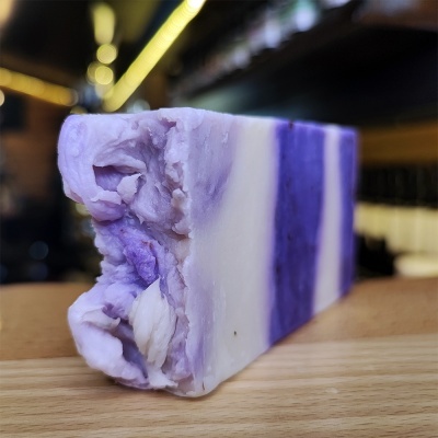 Barra de sabonete em camadas lilás, roxo e branco com textura detalhada