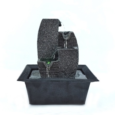 Fonte decorativa interior cinza e preta com três níveis e base preta quadrada.