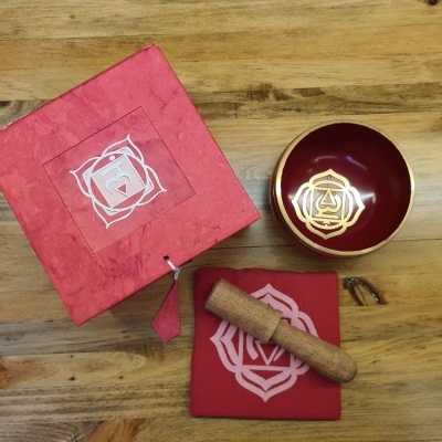 Conjunto de tigela tibetana com almofada e bastão sobre mesa de madeira