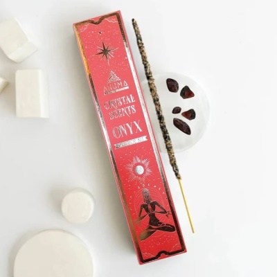 Caixa vermelha de incenso Aroma Crystal Scents Onyx com incenso aceso e pedras pretas