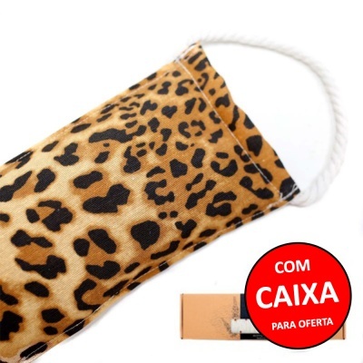 Máscara facial com padrão animal castanho e preto com elástico branco e selo 'COM CAIXA PARA OFERTA'