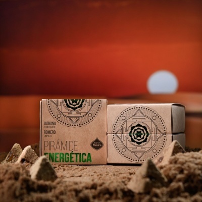 Caixas de produto Pirâmide Energética em papelão reciclado com design geométrico em fundo natural