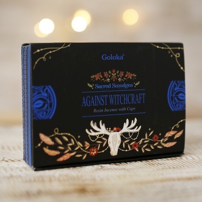 Caixa preta com texto azul e decoração floral com crânio de veado