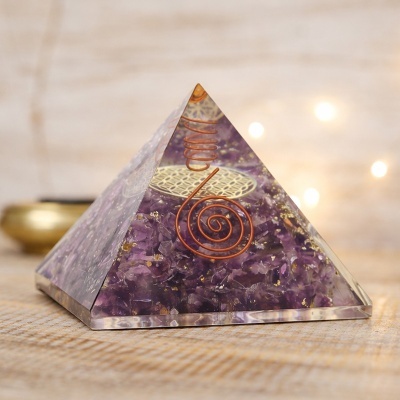 pirâmide decorativa transparente com pedras roxas e fio de cobre em espiral