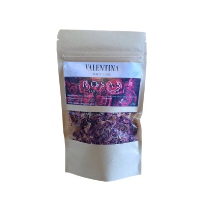 Saco de papel kraft com pétalas secas e etiqueta VALENTINA BODY CARE ROSAS