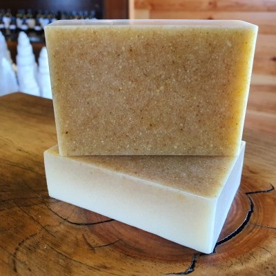 Dois sabonetes artesanais sobre madeira rústica