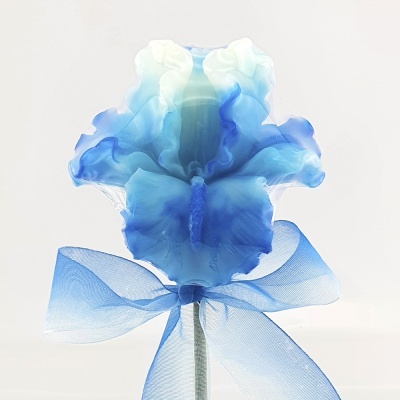 Flor artificial azul com laço azul em fundo branco