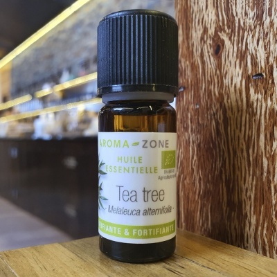 Frasco pequeno de óleo essencial Tea tree AROMA-ZONE em garrafa de vidro castanho com tampa preta.