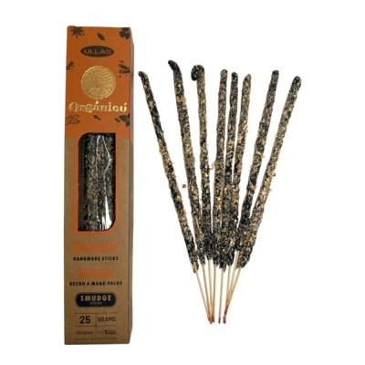 Paus de incenso artesanais ao lado de caixa marrom com letras douradas da marca ULLAS