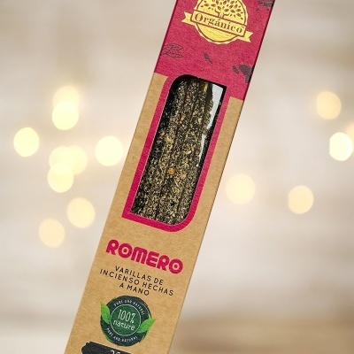 Embala de incenso artesanal de varinhas de romero em caixa de cartão castanho e rosa com selo 100% natural