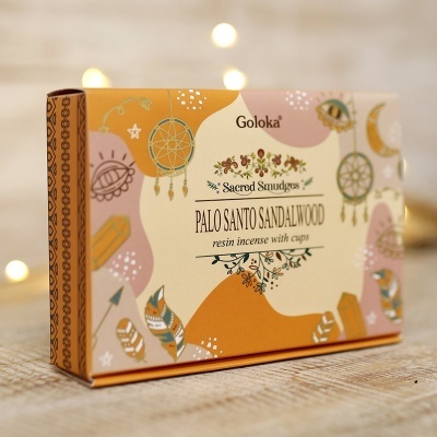 Embalagem colorida de incenso Palo Santo Sandalwood da marca Goloka com motivos decorativos