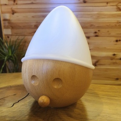 Objeto decorativo em madeira com tampa branca em silicone