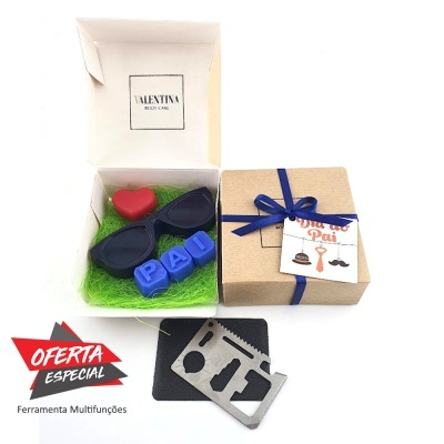Caixa de presente com óculos de sol azuis, letras PAI azuis, coração vermelho, caixa castanha com fita azul e ferramenta multifunções metálica