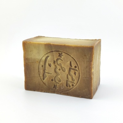 Sabonete artesanal castanho com selo circular gravado