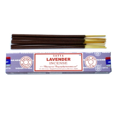 Incenso Satya Lavender com varetas marrons e embalagem roxa