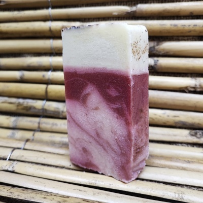 Sabonete em barra bicolor em superfície de bambu