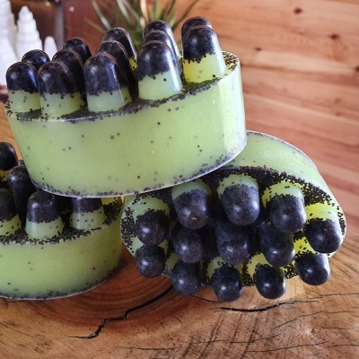 Sabonetes verdes com pontas negras sobre madeira rústica