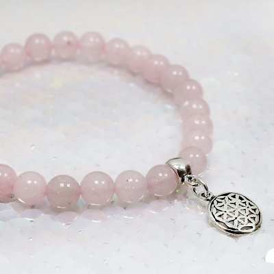 Pulseira de contas rosa com pingente metálico prateado geométrico