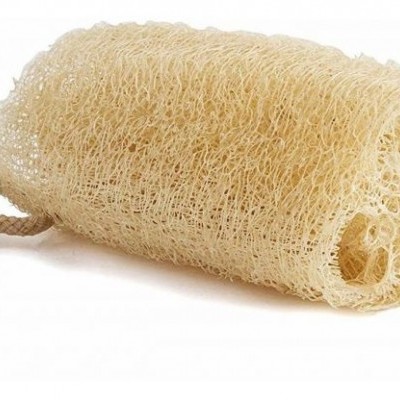 Esponja natural para banho bege com cordão de suspensão