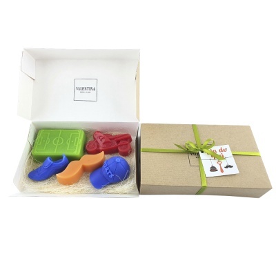 Caixa de presente com brinquedos em silicone de futebol e caixa fechada com fita verde