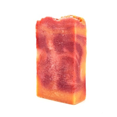 Sabonete artesanal com padrões marmoreados em vermelho, rosa e amarelo