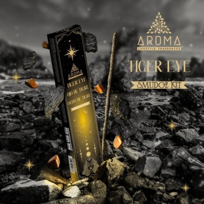 Kit de incenso Aroma Tiger Eye com embalagem preta e dourada sobre pedras cinzentas