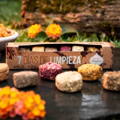 Conjunto de 7 sabonetes esfoliantes artesanais em embalagem de cartão com texto 7 DÍAS DE LIMPIEZA