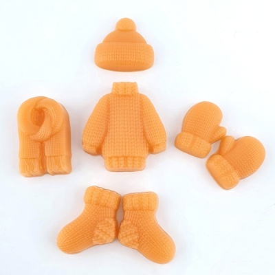 Conjunto de roupa de inverno para bebé em cor laranja com padrões de tricô