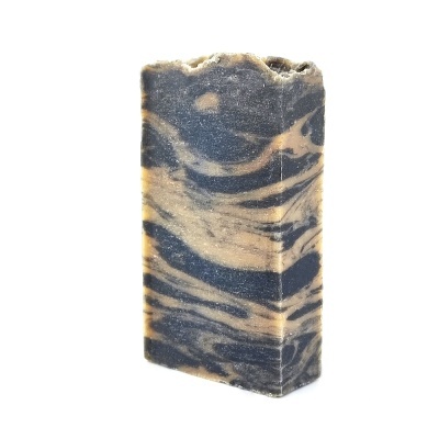 Sabonete retangular marmoreado preto e bege com textura irregular