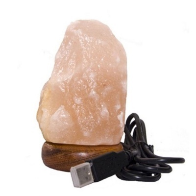 Lâmpada de sal rosa com base de madeira e cabo USB preto