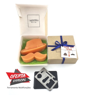 Sabonete em forma de chapéu e bigode em caixa aberta, caixa fechada com fita azul e etiqueta, ferramenta metálica multifunções