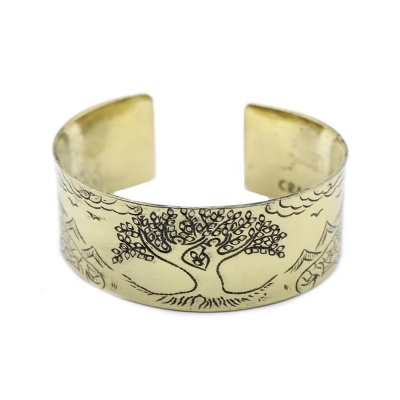 Pulseira de metal dourado com desenho gravado de árvore