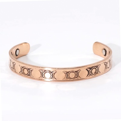 Pulseira de cobre com padrão geométrico em relevo