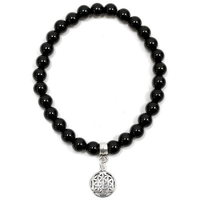 Pulseira preta com pendente prateado geométrico circular