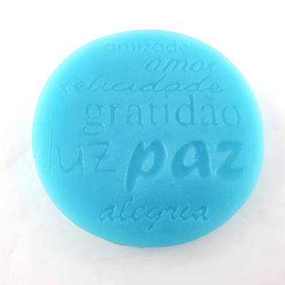 Sabonete azul redondo com palavras em relevo.